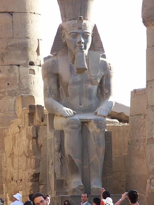 450px-Luxor_Temple_Sitting_Colossus